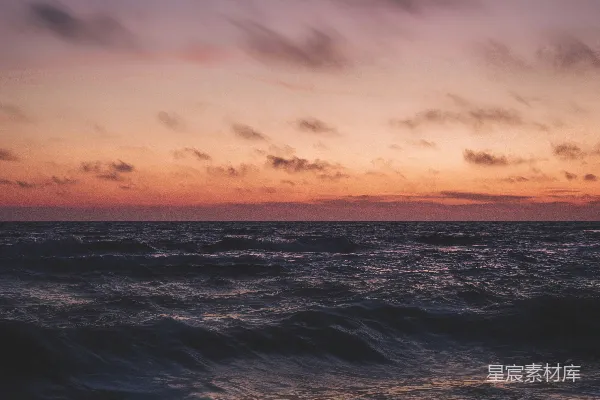 高清摄影 在多云的天空下，夕阳下的海浪