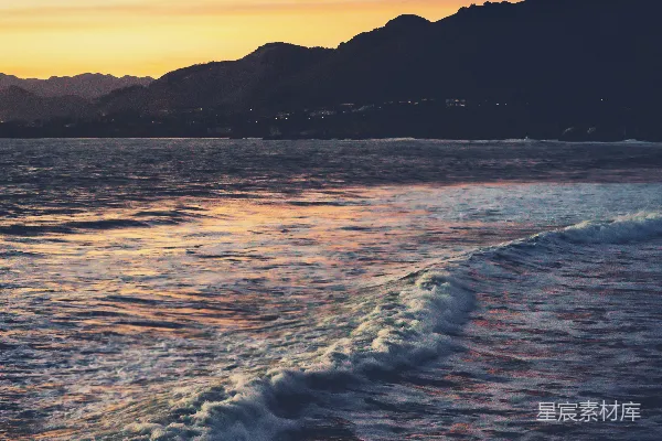 高清摄影 海浪在日落时拍打着海岸。