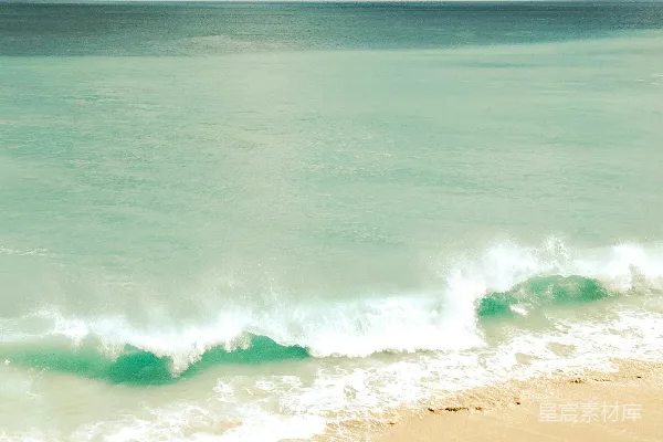 高清摄影 轻柔的海浪拍打着云层下的沙滩。