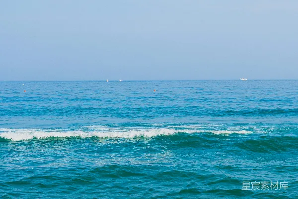 高清摄影 白天时海浪拍打在岸边。