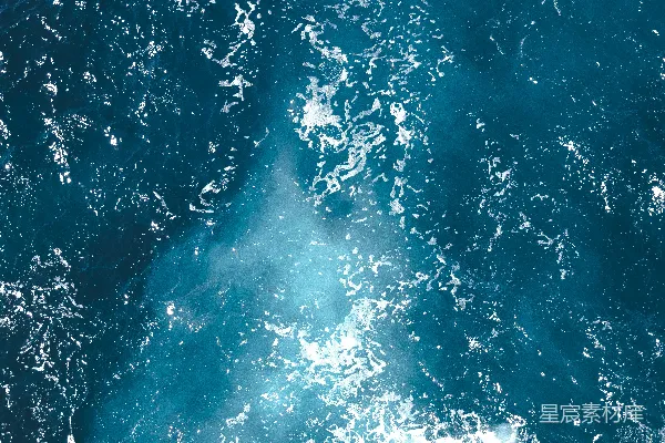 高清摄影 碧蓝的海水上泛着白色的泡沫图案。