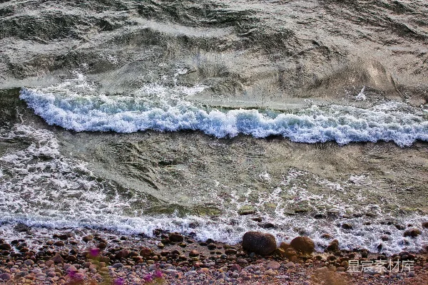 高清摄影 白天的海浪拍打岩石。