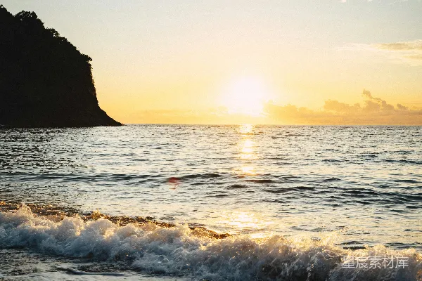 高清摄影 金黄的夕阳照耀着波涛汹涌的海浪和鹅卵石海滩