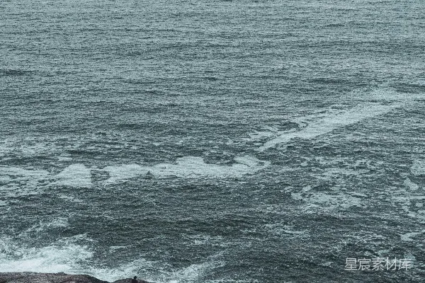 高清摄影 岩石海滩，海浪拍打着岸边