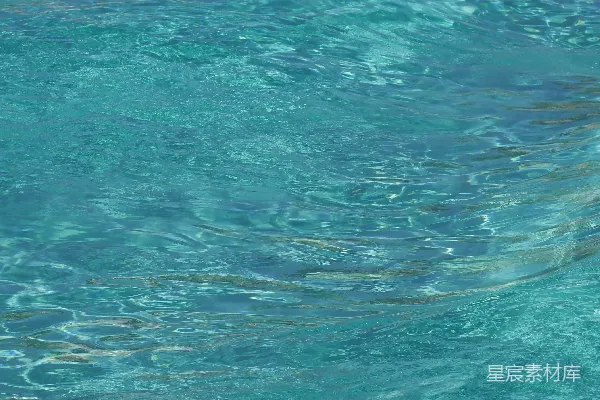 高清摄影 清澈的蓝绿色海水，带有柔和的波浪。
