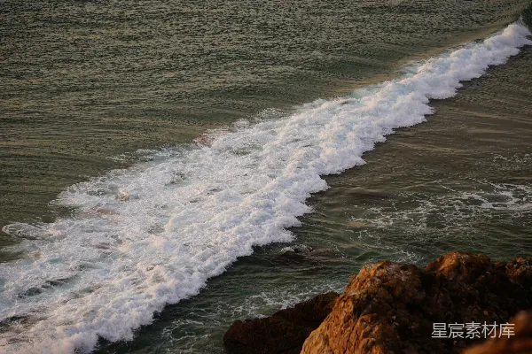 高清摄影 海浪拍打着岩石海岸