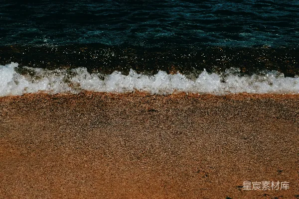 高清摄影 白天海浪拍打岸边的情景