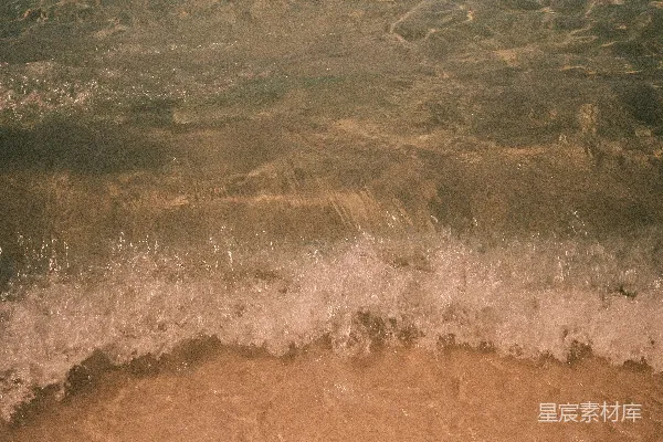 高清摄影 海浪轻轻地拍打着沙滩。