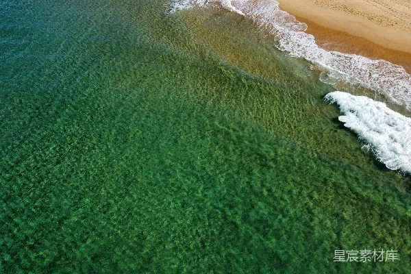 高清摄影 清澈的绿海水与白色的沙滩和白色的浪花相接。