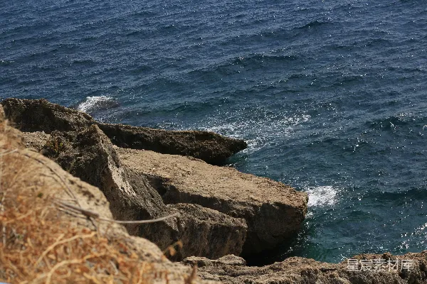 高清摄影 白天的褐色岩石海岸与蓝色海水