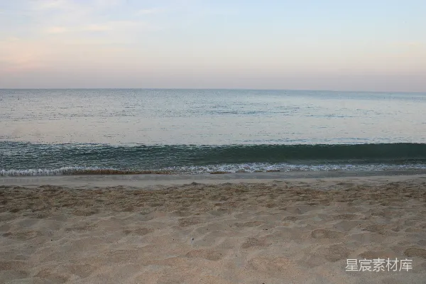 高清摄影 平静的海浪轻轻地拍打着沙滩。