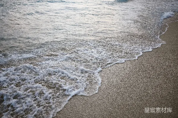 高清摄影 海浪轻轻地拍打着沙滩。