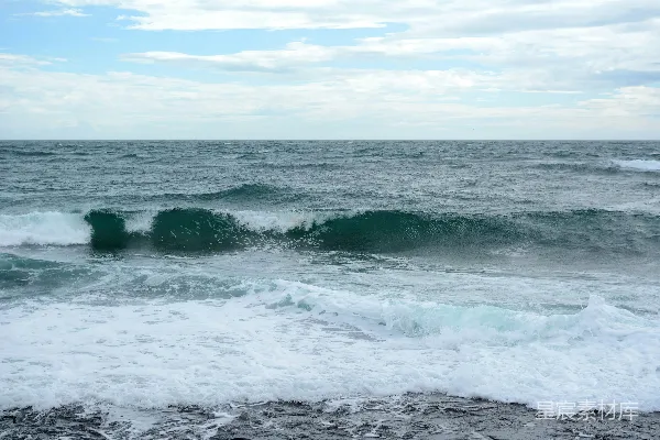 高清摄影 白天海浪拍打岸边