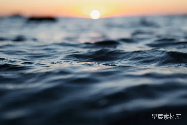 高清摄影 太阳正在海面上落下。