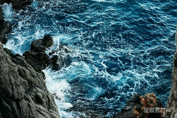 高清摄影 白天的岩石海岸，水波荡漾。