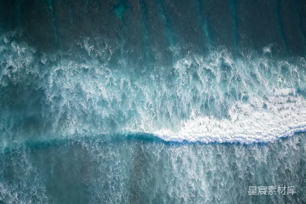 高清摄影 海浪拍打沙滩的空中俯瞰图