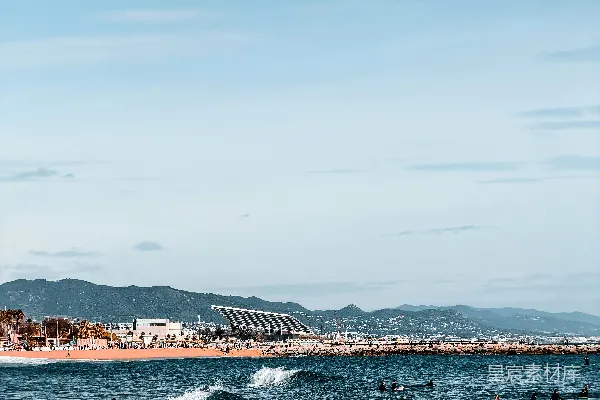 高清摄影 在沿海城市的天际线附近冲浪的人