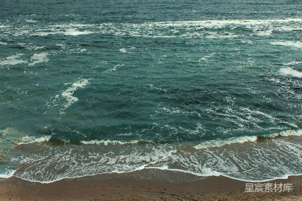 高清摄影 海浪在白天拍打着海岸。