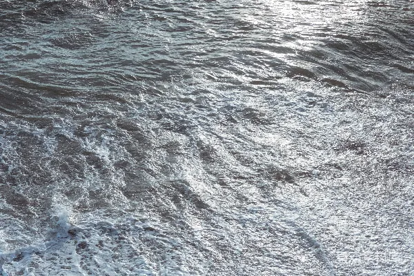 高清摄影 在海浪中孤独冲浪的冲浪者