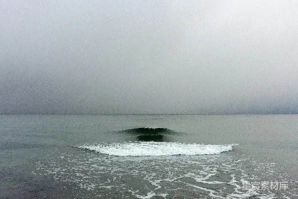 高清摄影 一片大水域，波浪即将到来。