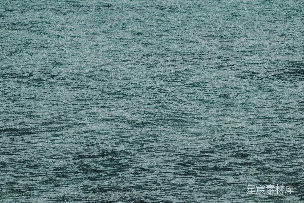 高清摄影 一个男人骑在冲浪板上，站在水上。