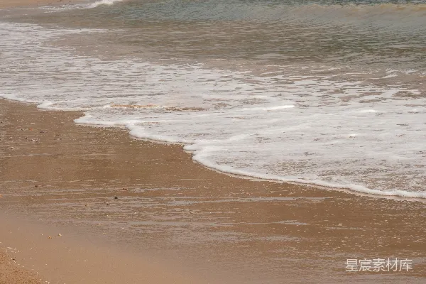 高清摄影 海浪轻轻拍打着沙滩。