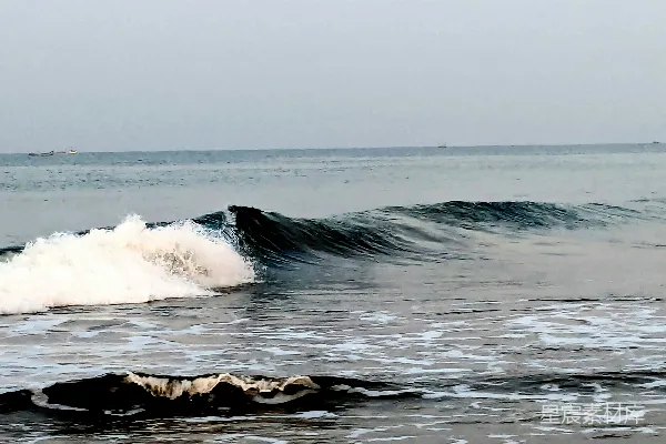 高清摄影 巨浪拍打着海洋的海岸。