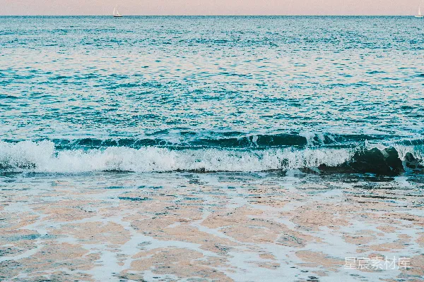 高清摄影 温柔的海浪拍打着沙滩。