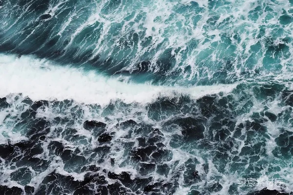 高清摄影 一个在海洋中冲浪的人在海浪上骑着冲浪板。