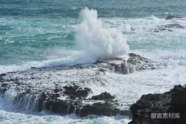 高清摄影 白天，海浪拍打着岩石海岸。