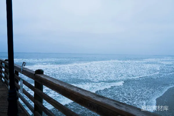 高清摄影 海浪拍打着木制码头。