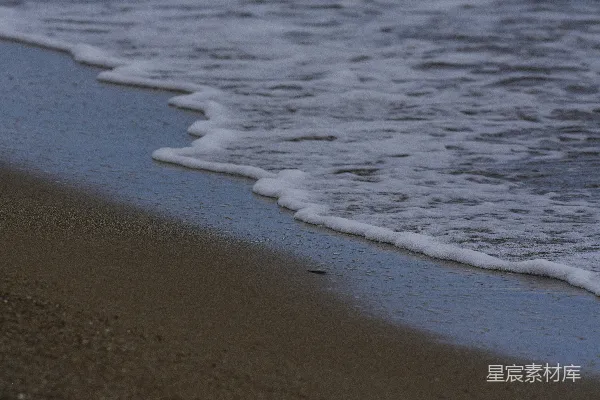 高清摄影 海浪轻轻地拍打着沙滩。
