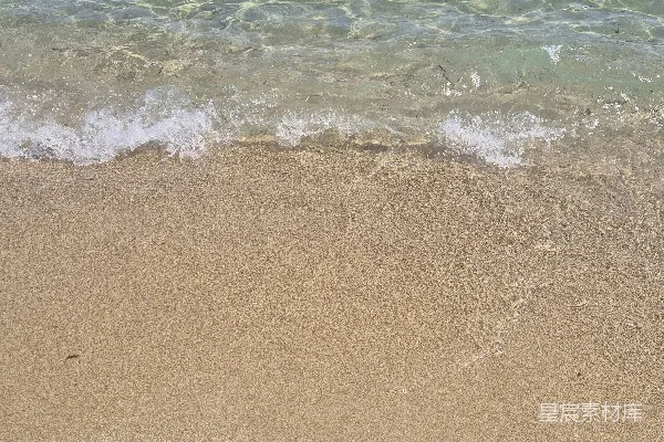高清摄影 清澈的海水拍打着沙滩。
