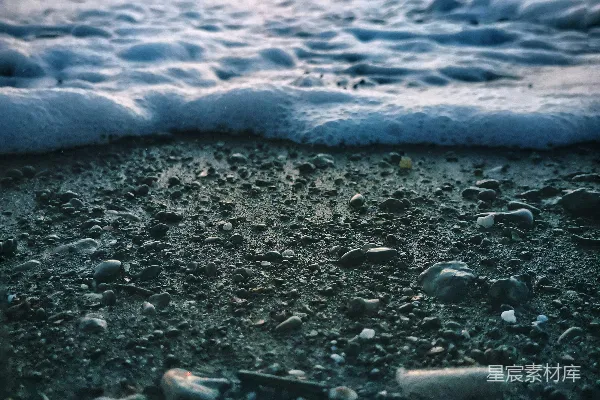 高清摄影 夕阳西下时，灰沙上的水波