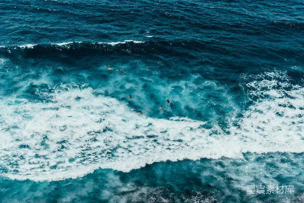 高清摄影 白天，海浪拍打着海岸。