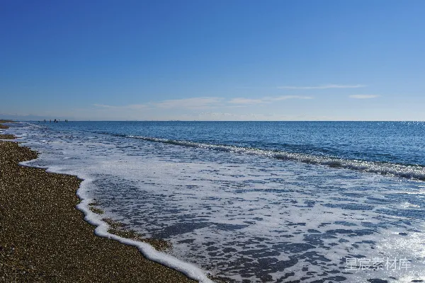 高清摄影 一个海滩，海浪涌向岸边。
