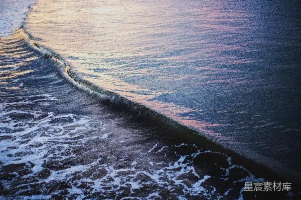高清摄影 白天，海浪拍打着海岸。