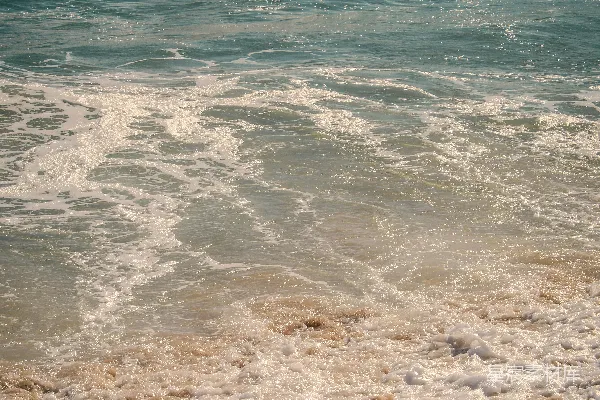 高清摄影 海浪轻轻拍打着沙滩。