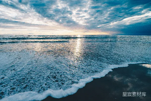 高清摄影 夕阳正洒在海面上。