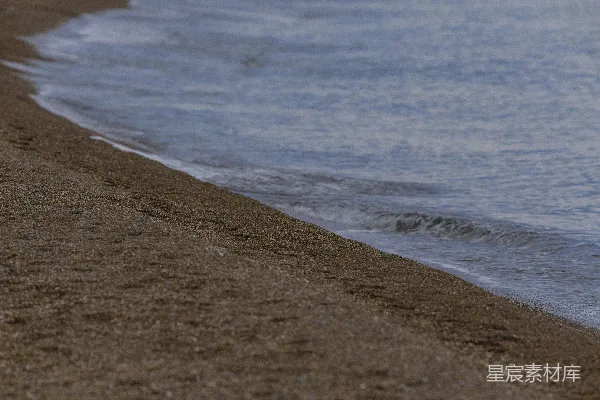 高清摄影 波浪轻轻地拍打着沙滩。