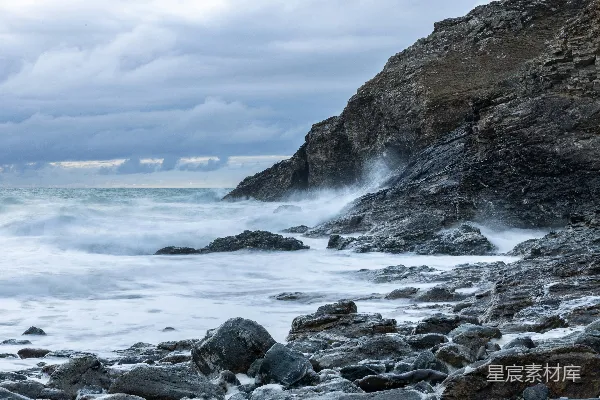 高清摄影 岩石海滩，海浪拍打着岩石。