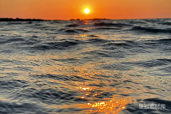 高清摄影 夕阳正挂在海面上的波涛之上。