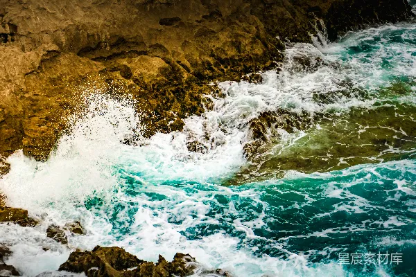 高清摄影 海浪拍打着岩石海岸
