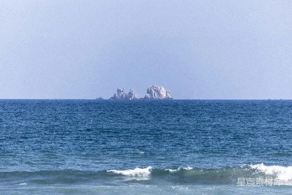 高清摄影 岩石岛从宁静的蓝色海洋中升起。