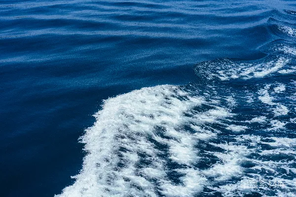 高清摄影 深蓝色的海水伴随着白色的浪花。