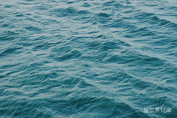 高清摄影 一片大水域，远处有一艘船。
