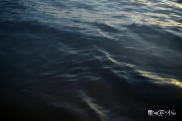 高清摄影 深邃的水面，带有微妙的涟漪和柔和的光反射。