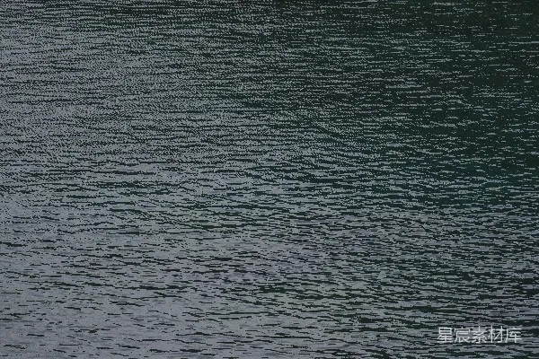 高清摄影 波光粼粼、漆黑的水面填满了画面。