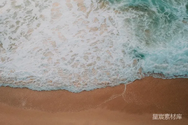 高清摄影 海滩的航拍视角，海浪正涌向岸边。