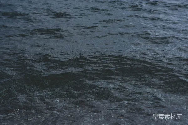 高清摄影 波浪在深蓝色的海洋上荡漾。